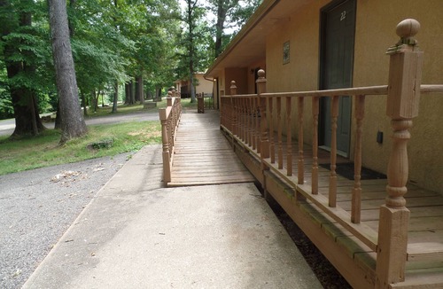 Golconda House | Bluff Bungalo in the Shawnee National Forest