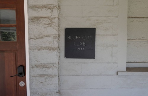 Central Gardens Apartment | Bluff City Luxe-Loft; 2 bed/2 bath, king bed, 2000 sf! Newly Renovated