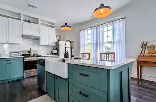 Midtown House | Bluff City Luxe Midtown: 3800 sf, King Bd, 2 Game Rooms, Chef's Kitchen, Gym