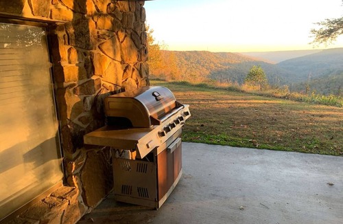 Monteagle House | Bluff House — Phenomenal View | Renovated Comfort | Close to Waterfalls, Hikes & Area Attractions