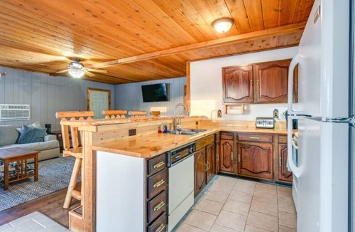Lake House | Bluff Lake Waterfront w Dock, Kayaks & Fire Pit