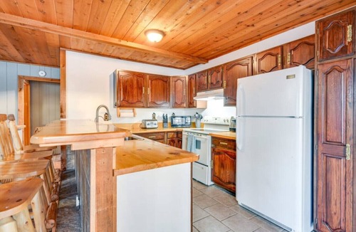 Lake House | Bluff Lake Waterfront w Dock, Kayaks & Fire Pit
