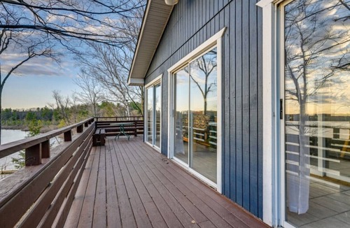 Lake House | Bluff Lake Waterfront w Dock, Kayaks & Fire Pit