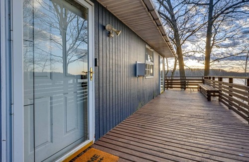 Lake House | Bluff Lake Waterfront w Dock, Kayaks & Fire Pit