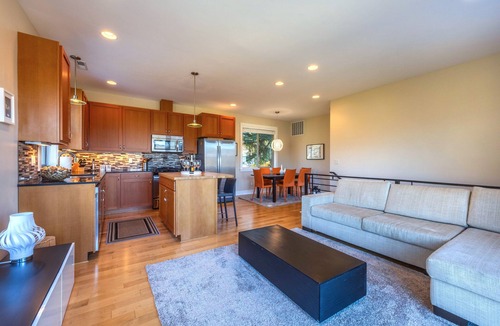 Hood River House | Bluff View - Modern & Beautiful, River Views, Close to Downtown