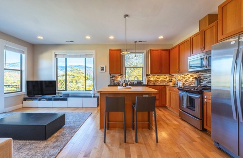 Hood River House | Bluff View - Modern & Beautiful, River Views, Close to Downtown