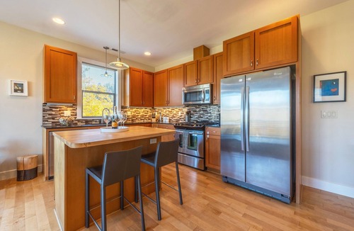 Hood River House | Bluff View - Modern & Beautiful, River Views, Close to Downtown