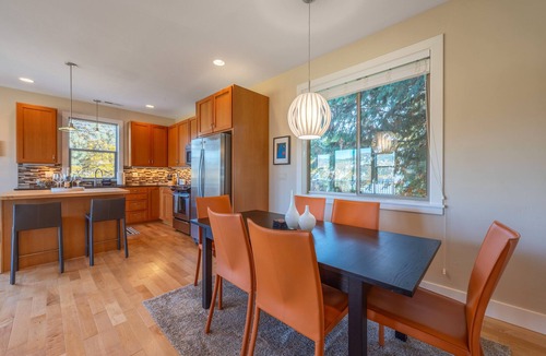 Hood River House | Bluff View - Modern & Beautiful, River Views, Close to Downtown