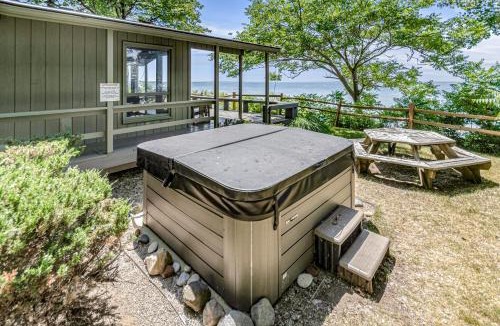 Fennville House | Bluffs Cove