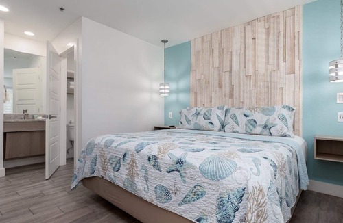 Flour Bluff Hotel | Bluffs Landing Marina King Room - Walk to Fishing Charters #2
