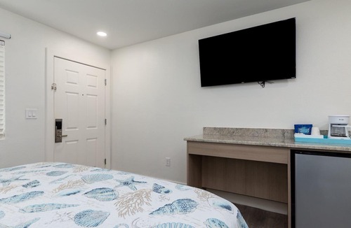 Flour Bluff Hotel | Bluffs Landing Marina King Room - Walk to Fishing Charters #2