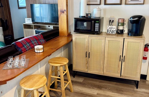 Portland Cottage | Bluffside Retreat-cozy cottage with panoramic views of Lake Erie