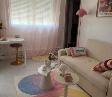 Vannes Apartment | Blush spot