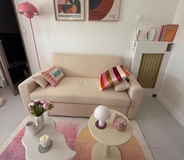 Vannes Apartment | Blush spot