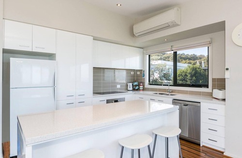 Lorne House | Bluview - Metres From The Beach, Views Included