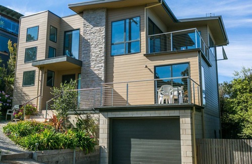 Lorne House | Bluview - Metres From The Beach, Views Included