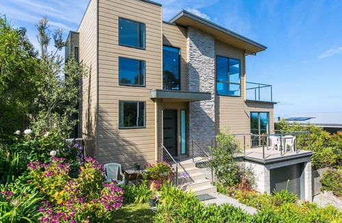 Lorne House | Bluview - Metres From The Beach, Views Included