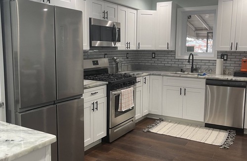 Dundalk House | B’more Restful. Comfortable Townhome -Easy access to everywhere