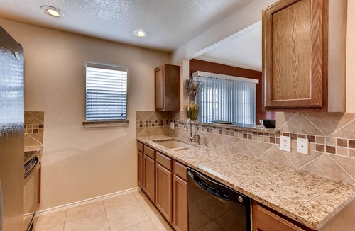 West San Antonio House | BMT Grads Stay! Minutes to Lackland + Pool & Theme Parks