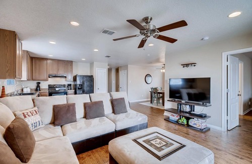 West San Antonio House | BMT Grads Stay! Minutes to Lackland + Community Pool, SeaWorld, Shopping!