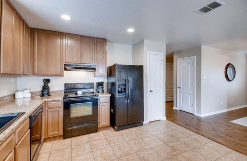 West San Antonio House | BMT Grads Stay! Minutes to Lackland + Community Pool, SeaWorld, Shopping!