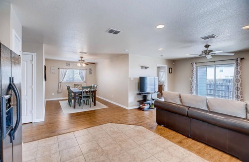 West San Antonio House | BMT Grads Stay! Minutes to Lackland + Community Pool, SeaWorld, Shopping!