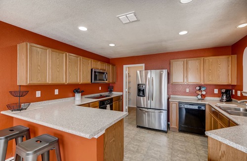 West San Antonio House | BMT Grads Stay! Minutes to Lackland + Community POOL, SeaWorld, Shopping!