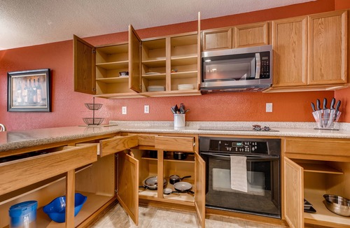 West San Antonio House | BMT Grads Stay! Minutes to Lackland + Community POOL, SeaWorld, Shopping!