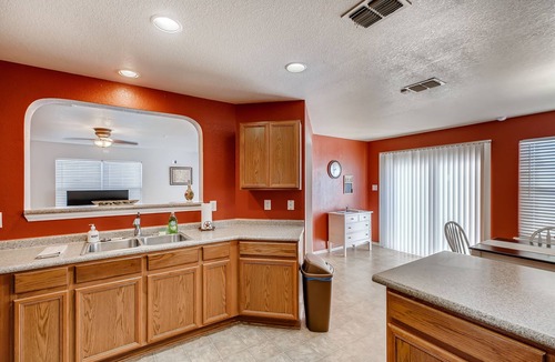 West San Antonio House | BMT Grads Stay! Minutes to Lackland + Community POOL, SeaWorld, Shopping!
