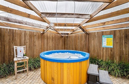 Burleigh Waters House | Bnbbooking - Burleigh Oasis, heated Spa