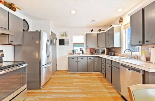 Central - Terry House | Bo`s Multi-Family/Group Sanctuary with Hot tub