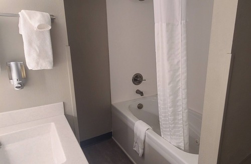Lamar Heights Hotel | Boarders Inn & Suites by Cobblestone Hotels - Lamar
