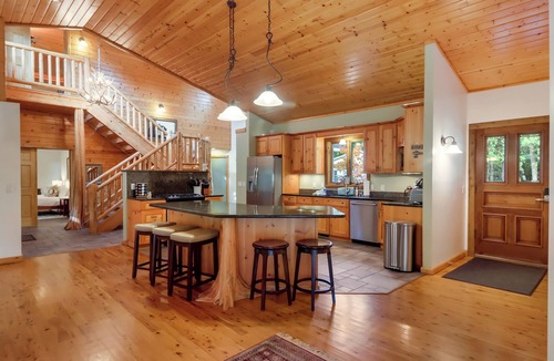 Mayfield House | Boardman Monarch | Upscale river lodge | HOT TUB!