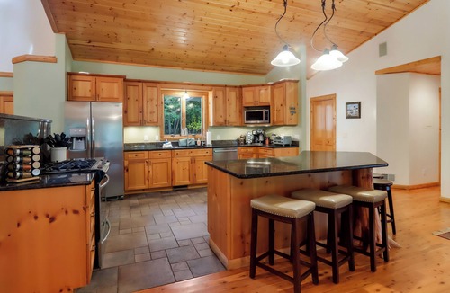 Mayfield House | Boardman Monarch | Upscale river lodge | HOT TUB!