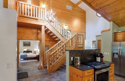 Mayfield House | Boardman Monarch | Upscale river lodge | HOT TUB!