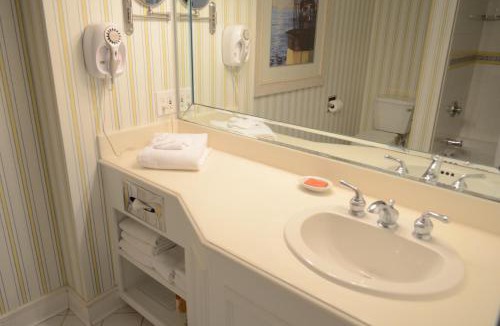 Clear Lake Shores Hotel | Boardwalk Inn