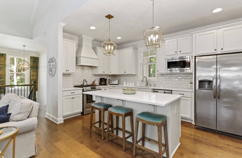 Eatonton House | BOAT AVAILABLE - BEST LOCATION - Waterfront Getaway on Lake Oconee Sleeps 10-12