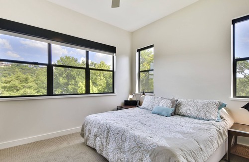 Briarpatch House | Boat Dock | 5 Beds | Sleeps 10 - WalkerVR Lake Austin Modern!
