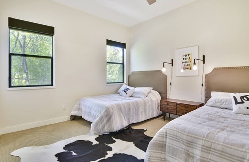 Briarpatch House | Boat Dock | 5 Beds | Sleeps 10 - WalkerVR Lake Austin Modern!