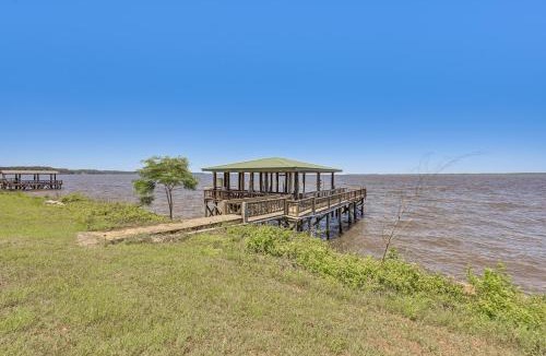 Milam House | Boat Dock & Hot Tub: Waterfront Home in Milam!