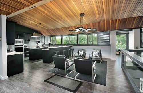 Wasaga Beach Cottage | Boat + fish on the river - 5 min walk to beach - 31 Day Min. Stay