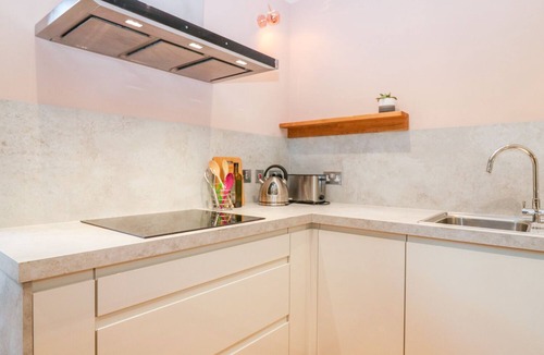 Invergarry Cottage | BOAT HOUSE, romantic, character holiday cottage in Invergarry