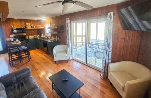 Warsaw Cabin | Boat Launch + Screened Porch: Warsaw Cabin Retreat