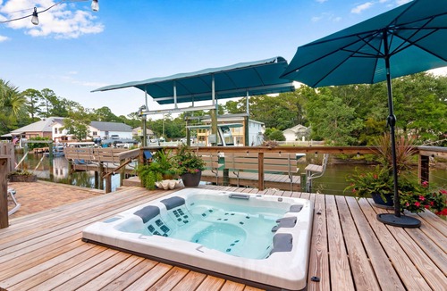 Gulf Breeze Cottage | Boat lift, RV hookups, Hot tub,