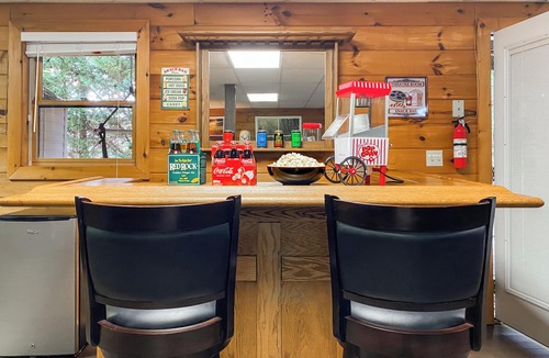 Blue Ridge Cabin | Boat Parking near lake, game room, epic retreat!