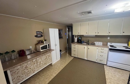 Kingston House | Boat parking, Trail to Lake, 3 minutes from boat ramp