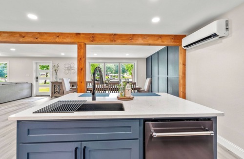 Lone Star House | Boat Ramp, Kayaks, BBQ Grill, King Bed!