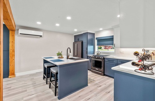 Lone Star House | Boat Ramp, Kayaks, BBQ Grill, King Bed!
