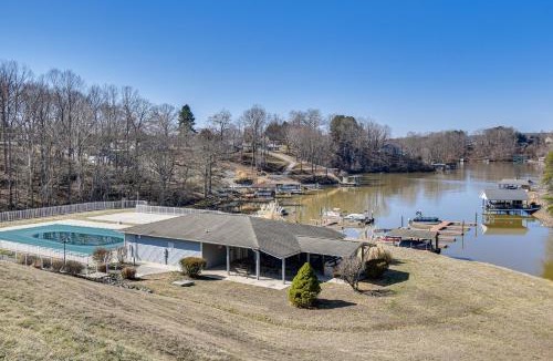 North Shore House | Boat & Relax on Smith Mountain Lake! Bright Condo