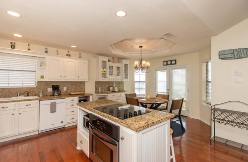Enchanted Oaks House | Boat Slip Available-Beautiful180 Degree View-Cedar Creek Lake